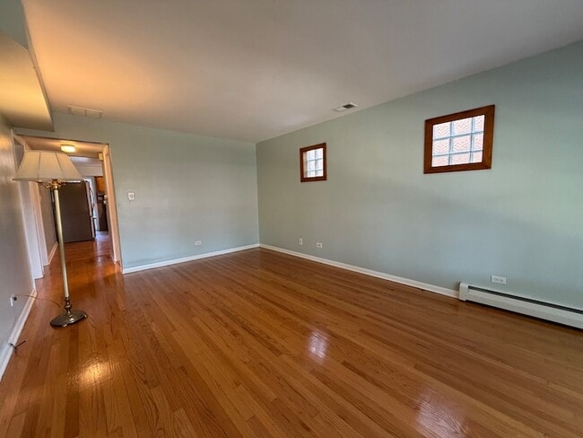 Building Photo - 2023 W Balmoral Ave