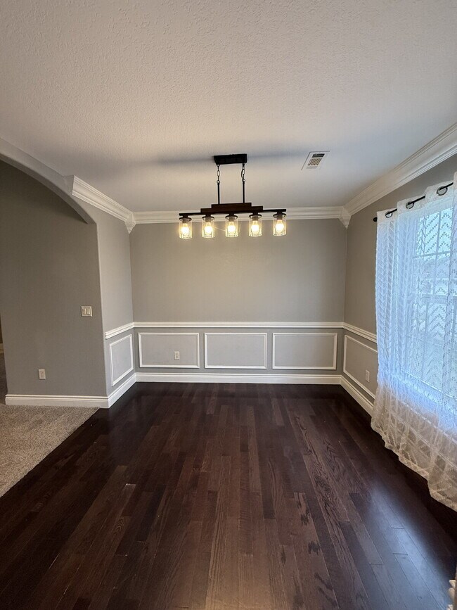 Building Photo - Great Outdoor Living Space / 4BR with 3 Ca...