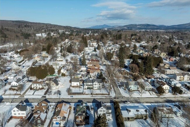 Building Photo - 122 Oak St