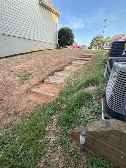 Building Photo - 608 Cascade Way