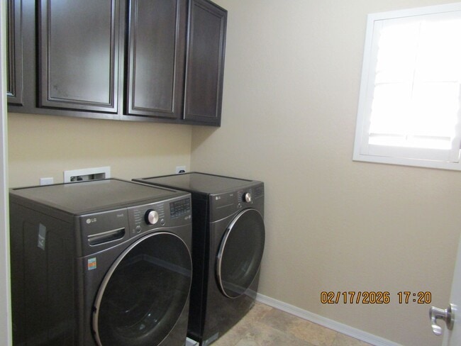 Building Photo - 4 Bedroom home gated community