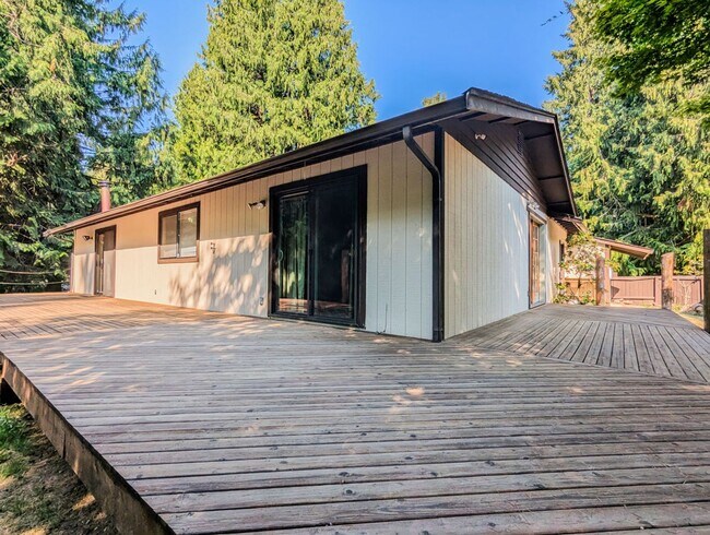 Building Photo - Charming 3 bed, 1.5 bath country rambler i...