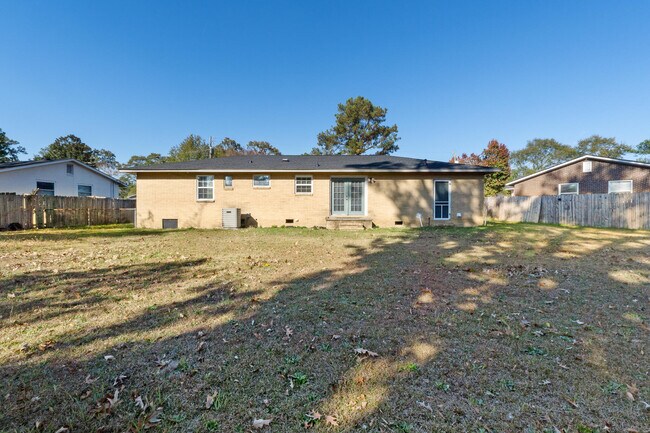 Building Photo - 2021 Fernwood Cir