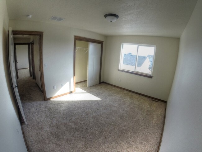 Building Photo - 2 Story in The Landings!