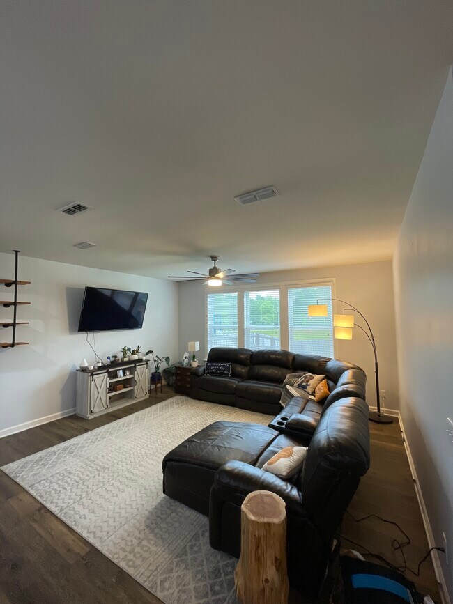 Building Photo - 1013 Travern Dr