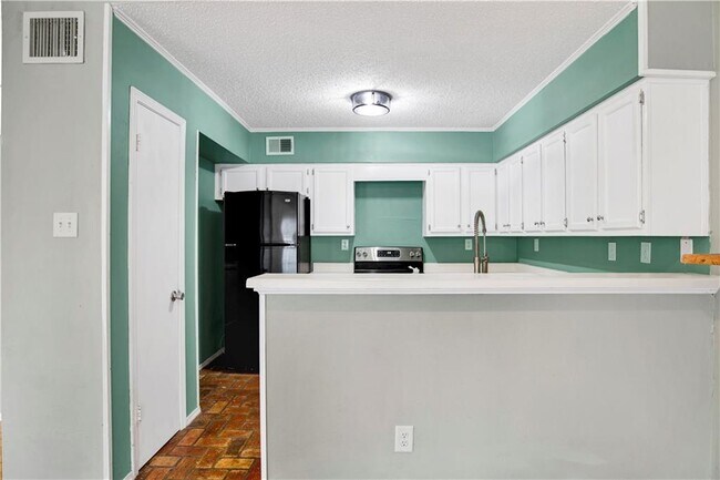 Building Photo - 5900 Grelot Rd