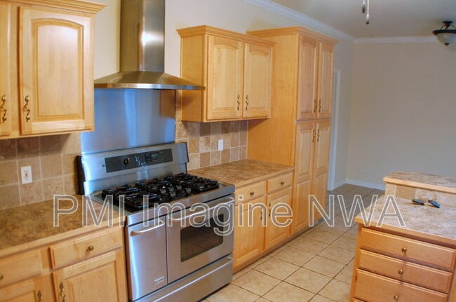 Building Photo - 4747 Mayflower Ct