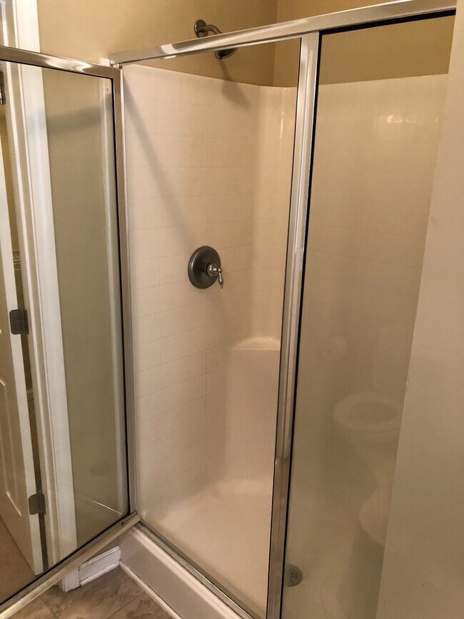 Building Photo - 2 Bed, 2 Bath Condo with Tandem Garage