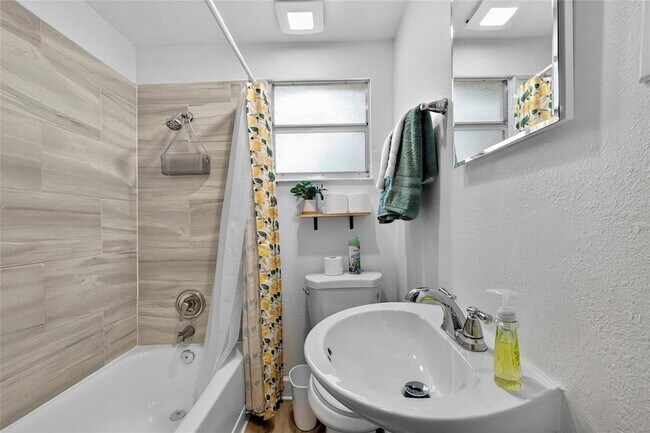 Building Photo - 4214 W Ohio Ave