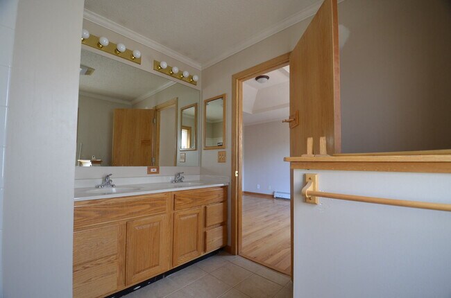 Building Photo - On Bus Route! 2bed/2.5 Bath, Sunny Town House! Fresh paint!
