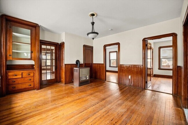 Building Photo - 576 Slade St