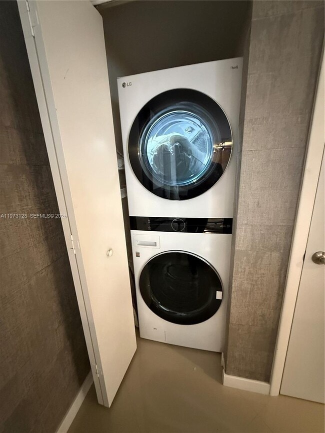 Building Photo - 465 Brickell Ave