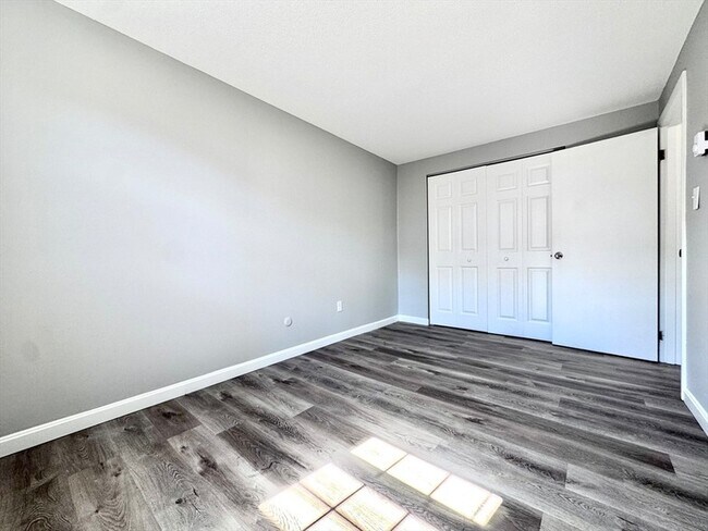 Building Photo - 17 Old Colony Ln