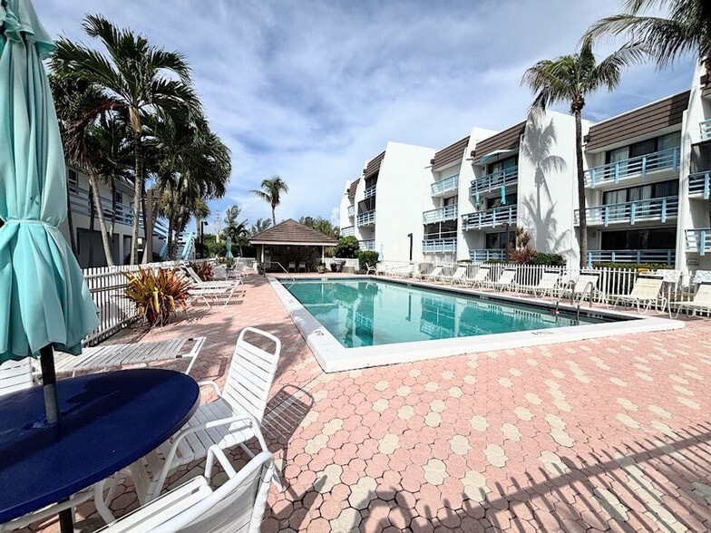 Building Photo - 11000 S Ocean Dr