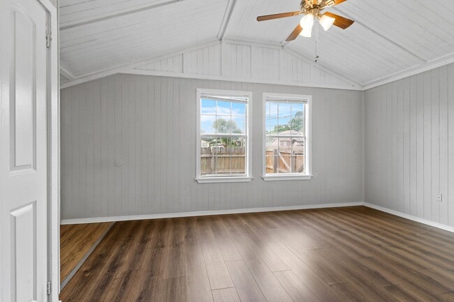 Building Photo - Charming 2 bedroom, 1 bathroom home located near Historic McKinney!!