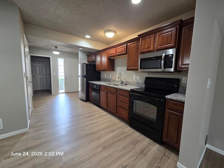 Building Photo - 2012 Hickoryleaf Ln