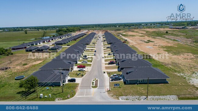 Building Photo - New 3 Bedroom Townhome!