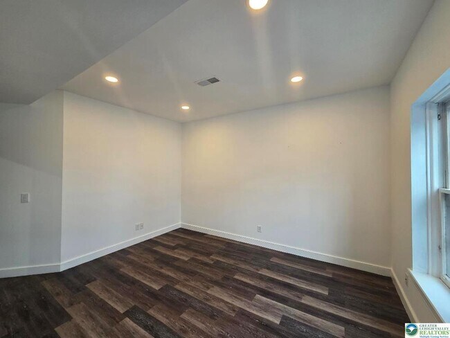 Building Photo - 130 N 2nd St