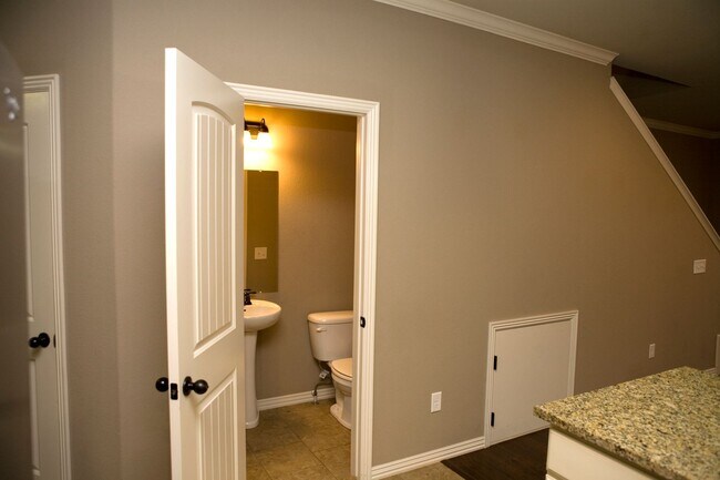 Building Photo - *HALF MONTH FREE FOR NOVEMBER MOVE-IN* Ava...