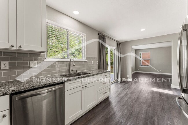 Building Photo - Single Family Home with 2 Car Garage and Central Air!