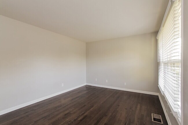 Building Photo - 528 W Arrowood Rd