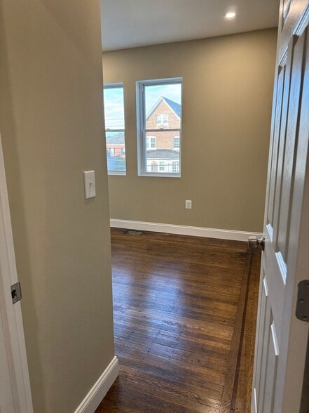 Building Photo - 604 N Augusta Ave