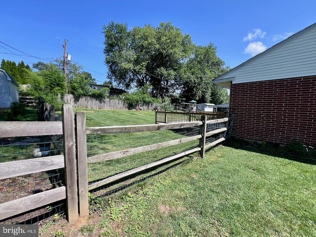 Building Photo - 2208 Jamaica Dr