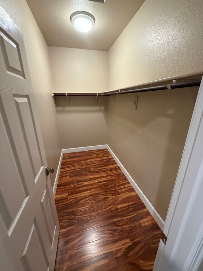 Building Photo - 2487 N Mountainside Dr