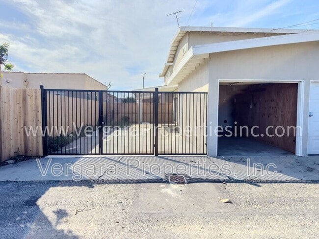 Building Photo - 18012 Manhattan Pl