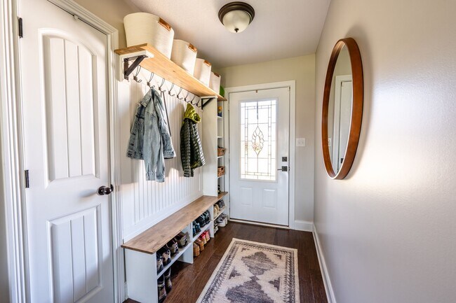 Building Photo - Pet Friendly Three Bedroom!