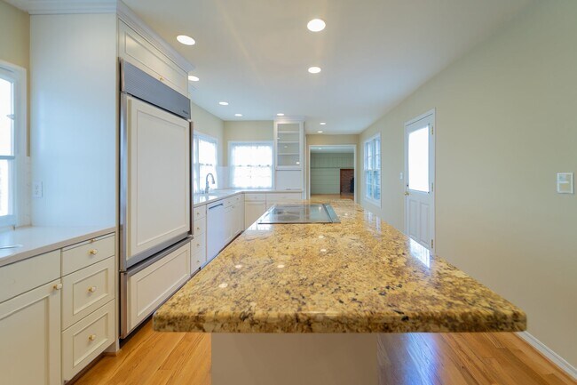 Building Photo - Charming and Well-Maintained Home in a Serene Neighborhood