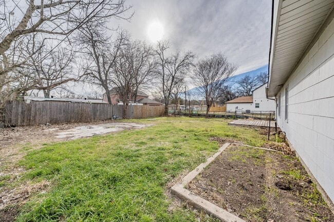 Building Photo - 3 Bedroom, 1.5 Bathroom in West Worth Village