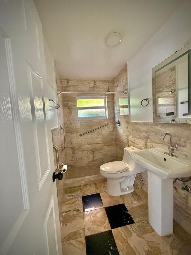 Building Photo - 707 NE 15th St