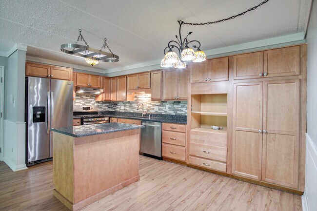 Building Photo - 5S066 Pebblewood Ln
