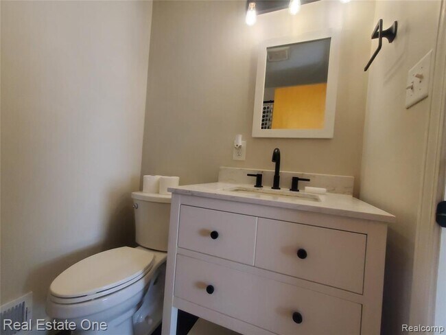 Building Photo - 137 Birchwood Ave