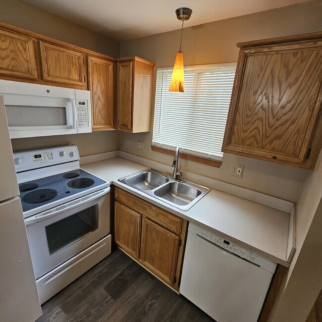 Building Photo - 2 Bedroom Lower Condo w/ Private Entrance....