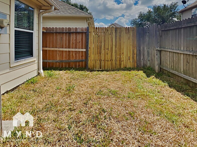 Building Photo - 807 Forest Star