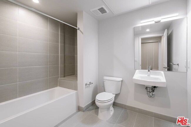 Building Photo - 3726 Kelton Ave