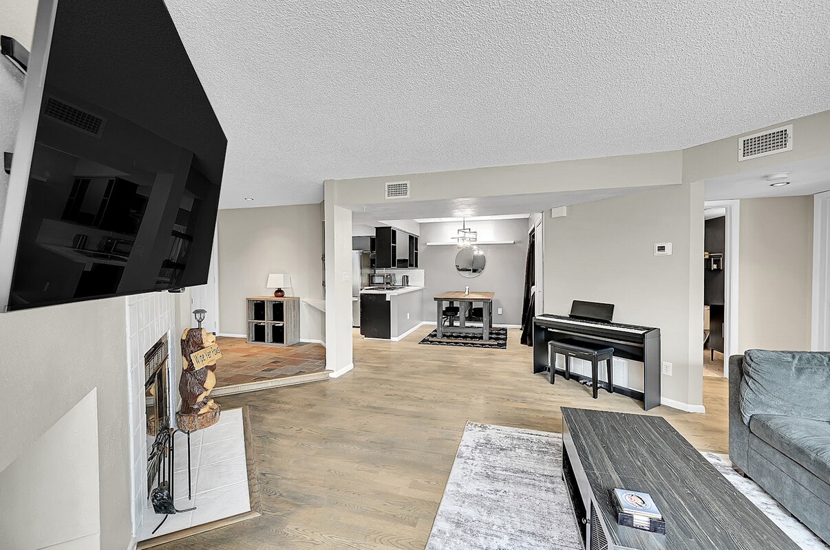 Building Photo - 1226 S Monaco Pky