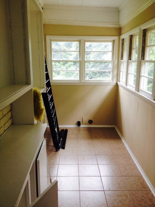 Building Photo - 3 Bedroom 2 Bathroom JUST RENOVATED Lawncare Included/Granite Countertops