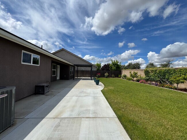 Building Photo - 391 Maclure Ave