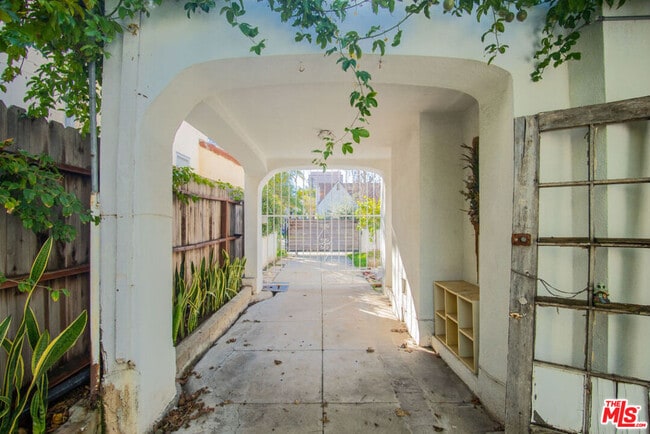 Building Photo - 6501 Drexel Ave