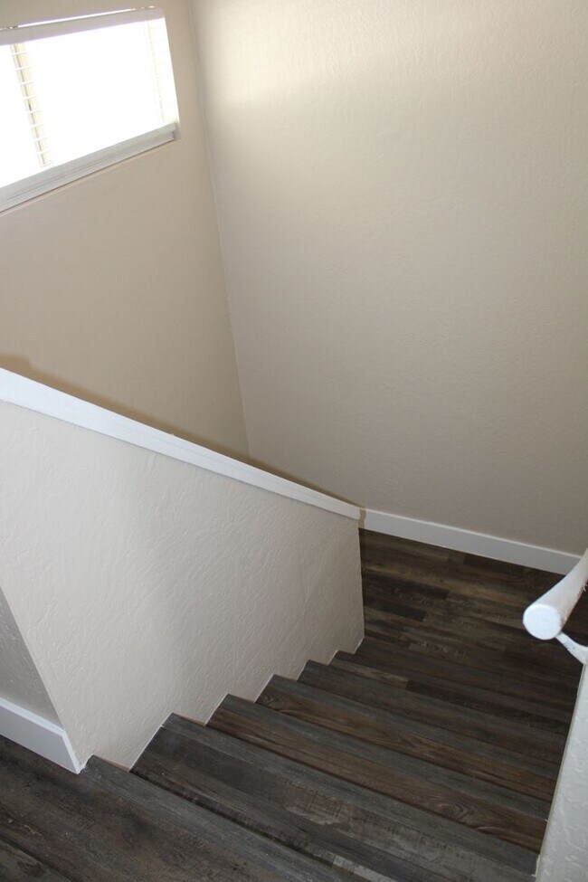 Building Photo - Updated 4 bedroom, 1 1/2 bathroom Townhome...
