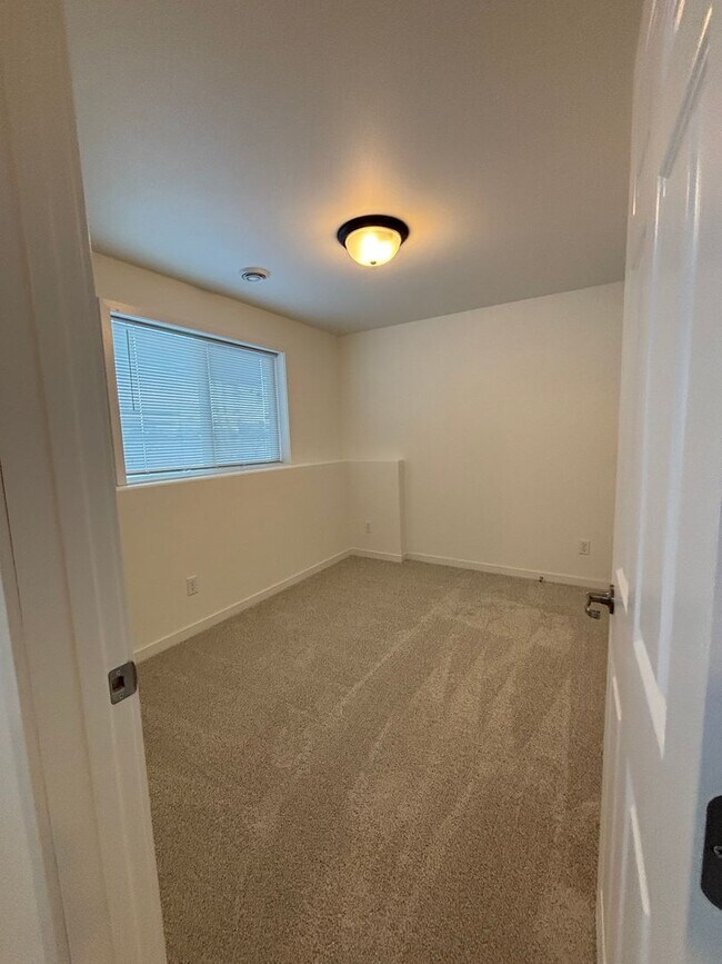 Building Photo - 3 Bed 3 Bath Townhome