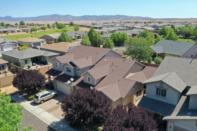 Building Photo - Beautiful 2 bed + den, 2 bath townhome in ...