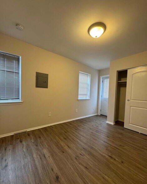 Building Photo - 731 W 4th St