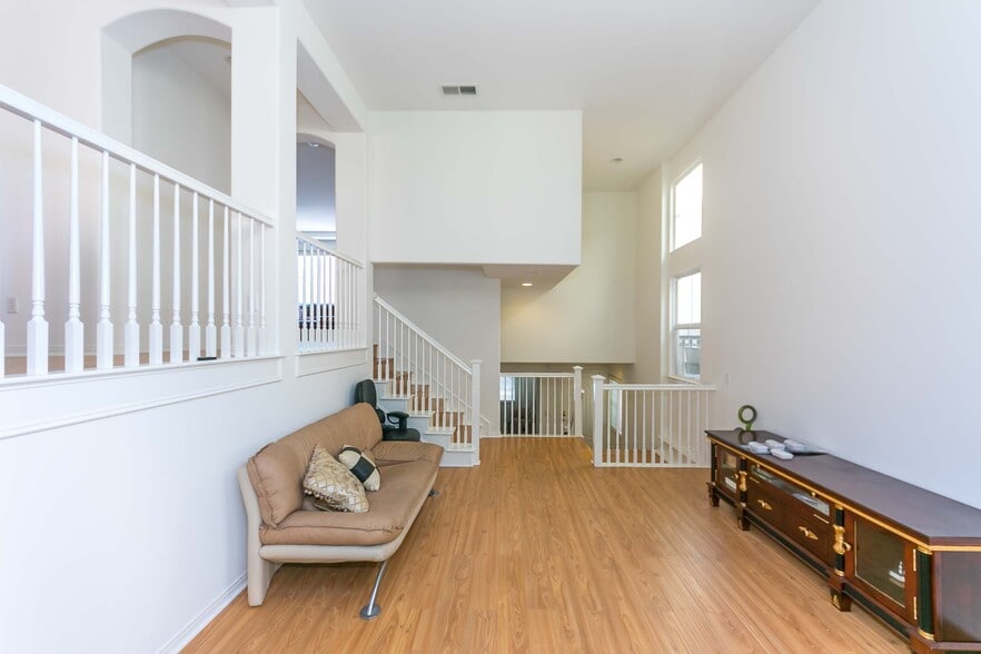 Building Photo - 2889 Plaza del Amo