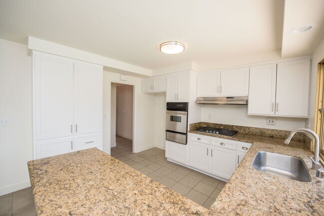 Building Photo - COSTA MESA: 3 Bedroom Single Story Home with a Pool