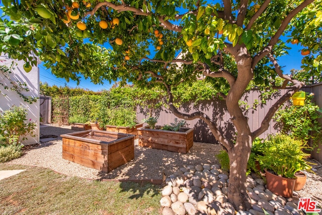 Building Photo - 1039 Hi Point St