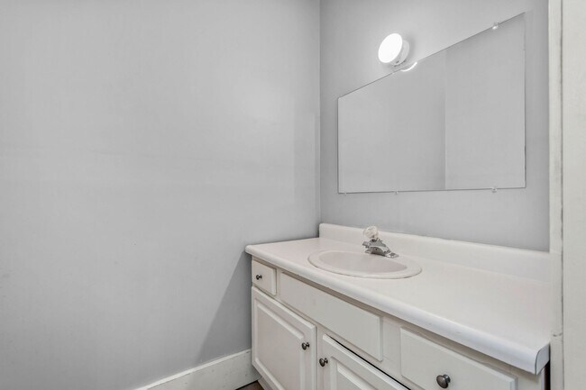 Building Photo - Stunning 3 bedroom home in McKees Rocks av...